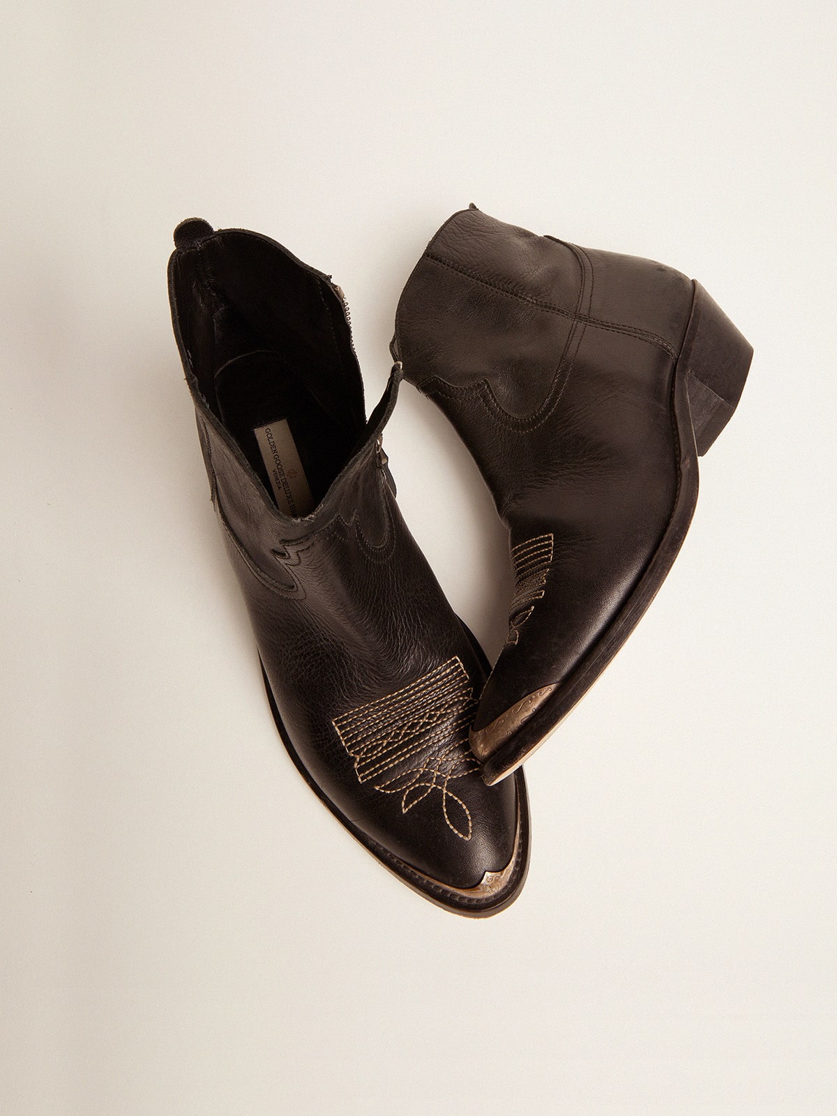 Young ankle boots in black leather with sand-colored embroidery