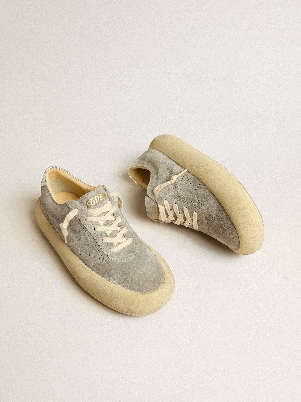Women's Space-Star shoes in ice-gray suede with perforated star