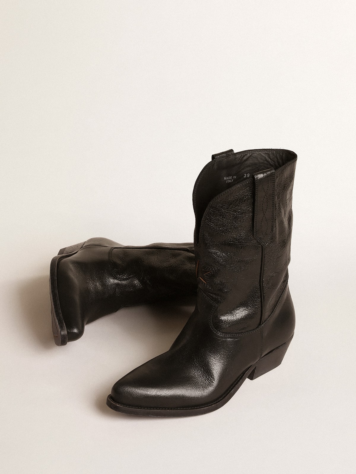 Low Wish Star boots in black leather with black star