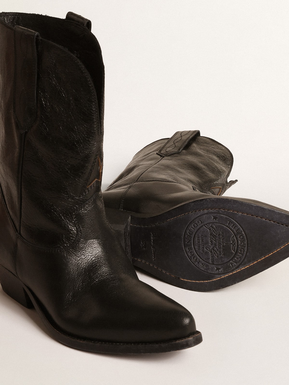 Low Wish Star boots in black leather with black star